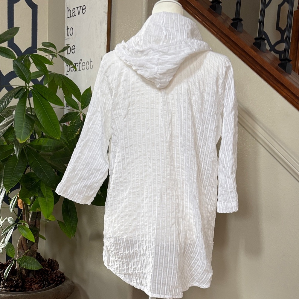 White Textured effortless Button-Up Shirt / Cover Up w Hoodie 🤩 - Picture 5 of 12